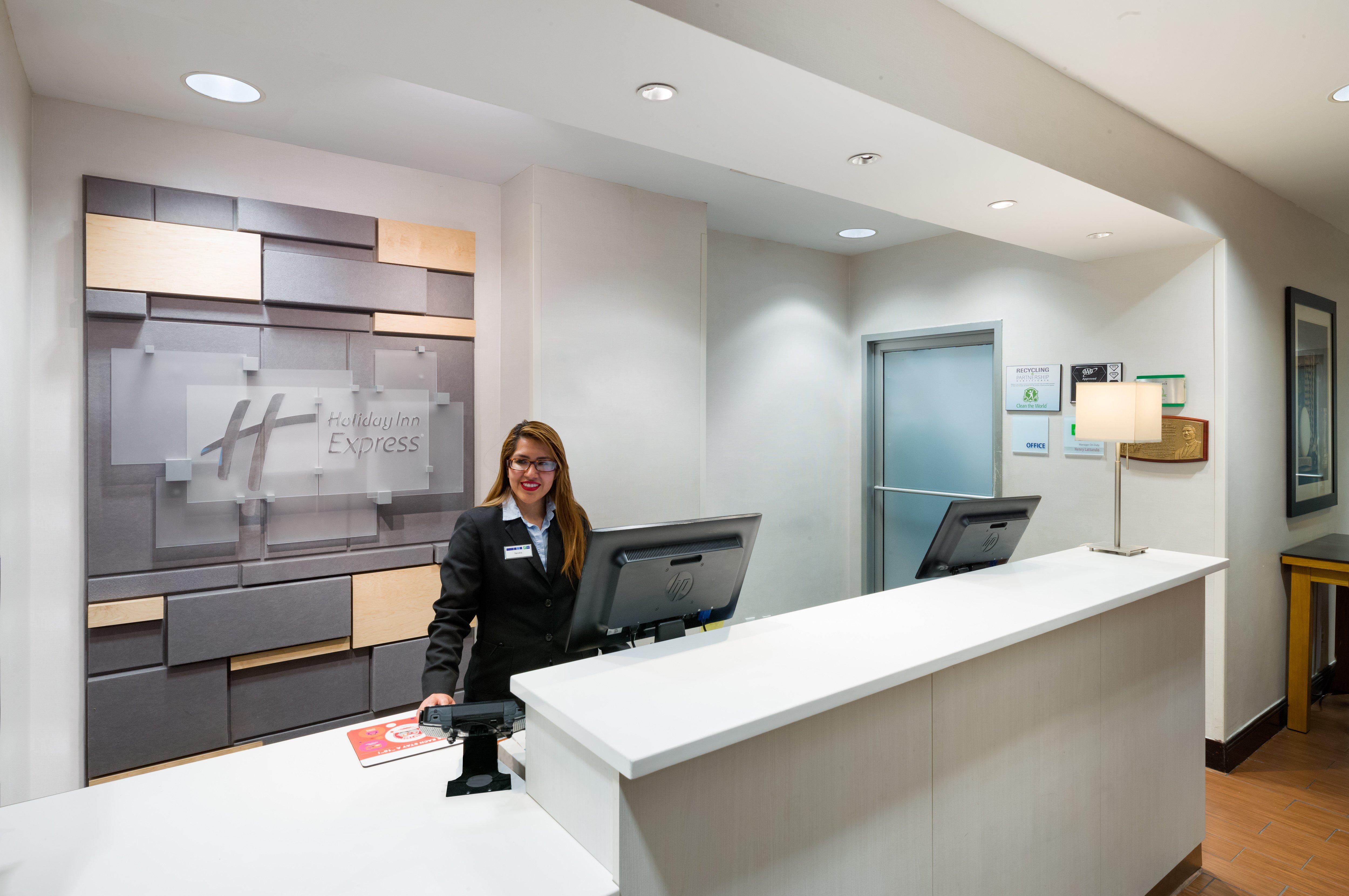 Holiday Inn Express - Times Square By Ihg Ню Йорк Екстериор снимка