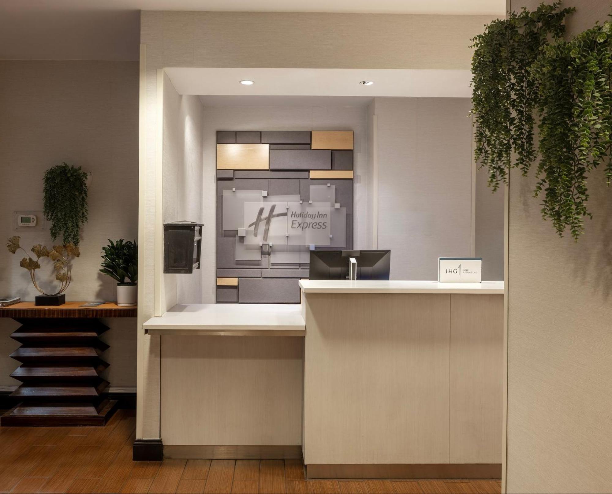 Holiday Inn Express - Times Square By Ihg Ню Йорк Екстериор снимка