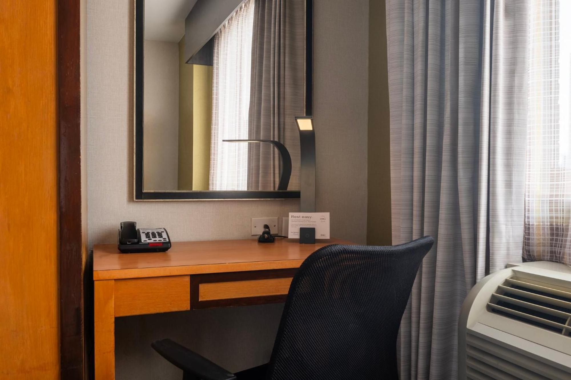 Holiday Inn Express - Times Square By Ihg Ню Йорк Екстериор снимка